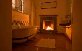 In diesem Badezimmer im Casa Grande ist das absolute Highlight der Kamin mit freistehender Badewanne. 

Badewanne am Kamin im Casa Grande 